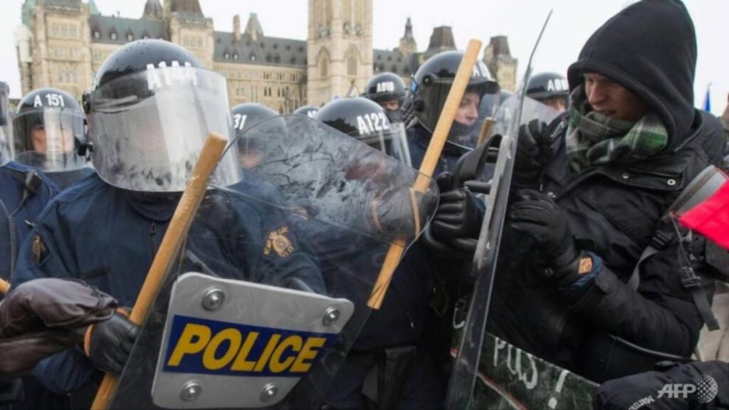 زد و خورد حامیان و مخالفان مهاجران مقابل پارلمان کانادا