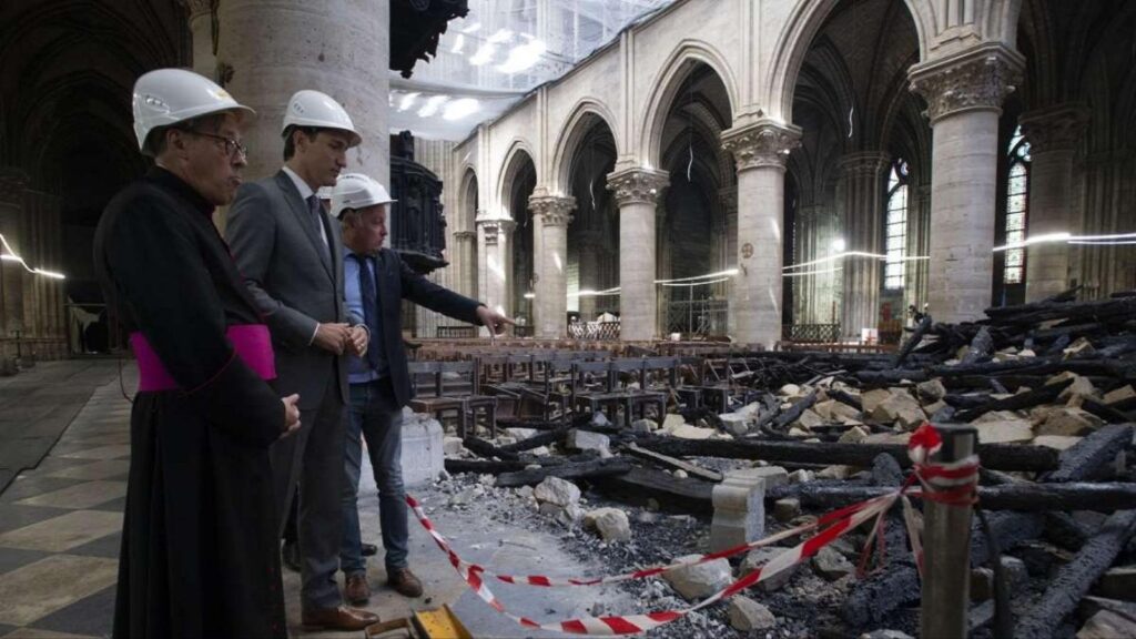 بازدید نخست وزیر جاستین ترودو از کلیسای سوخته نوتردام در پاریس