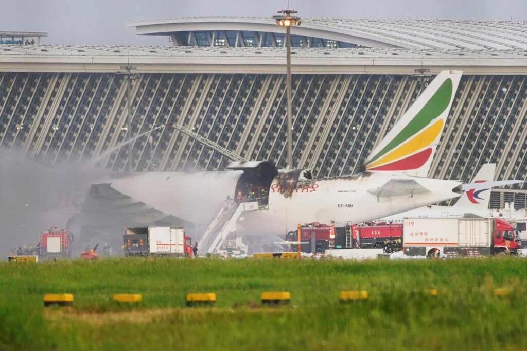 هواپیمای بویینگ ۷۷۷ خطوط هوایی اتیوپی در شانگهای چین در آتش سوخت