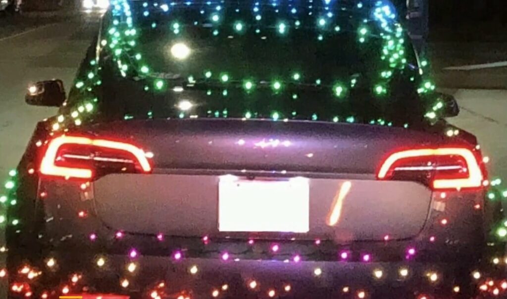 خودروی تسلا با تزئینات کریسمس