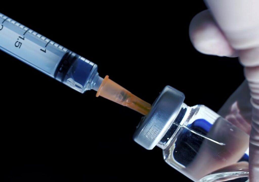 بهبودیافتگان کرونا یک دوز واکسن می‌زنند