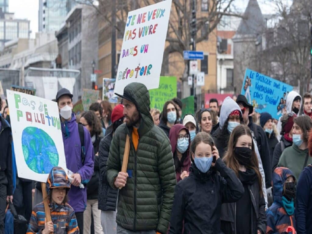 در روز جهانی زمین صدها مونترالی در اعتراض به سوخت‌های فسیلی تظاهرات کردند