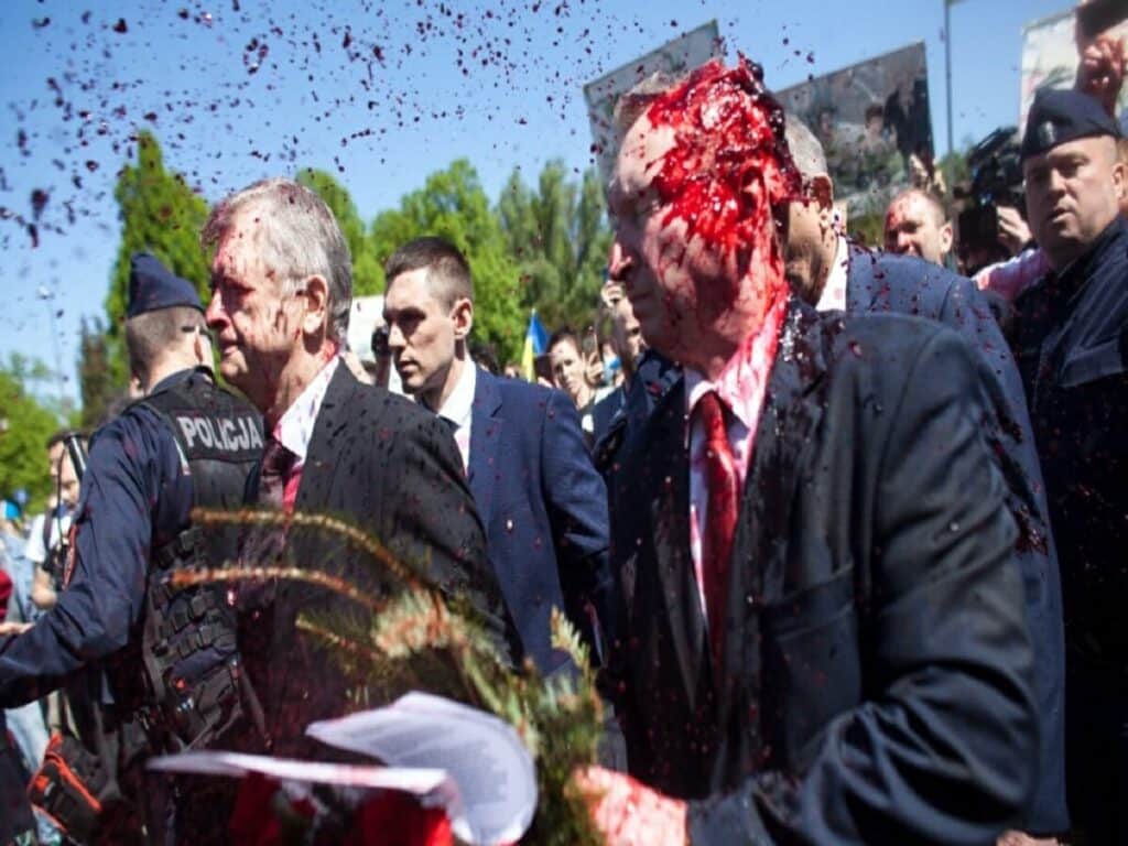 سفیر روسیه در لهستان با رنگ قرمز هدف قرار گرفت
