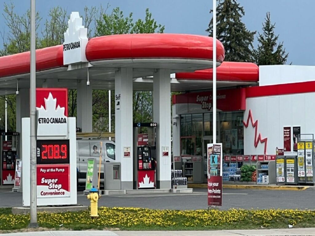 قیمت بنزین در مونترال به رکورد بیش از لیتری ۲.۱۵ دلار رسید