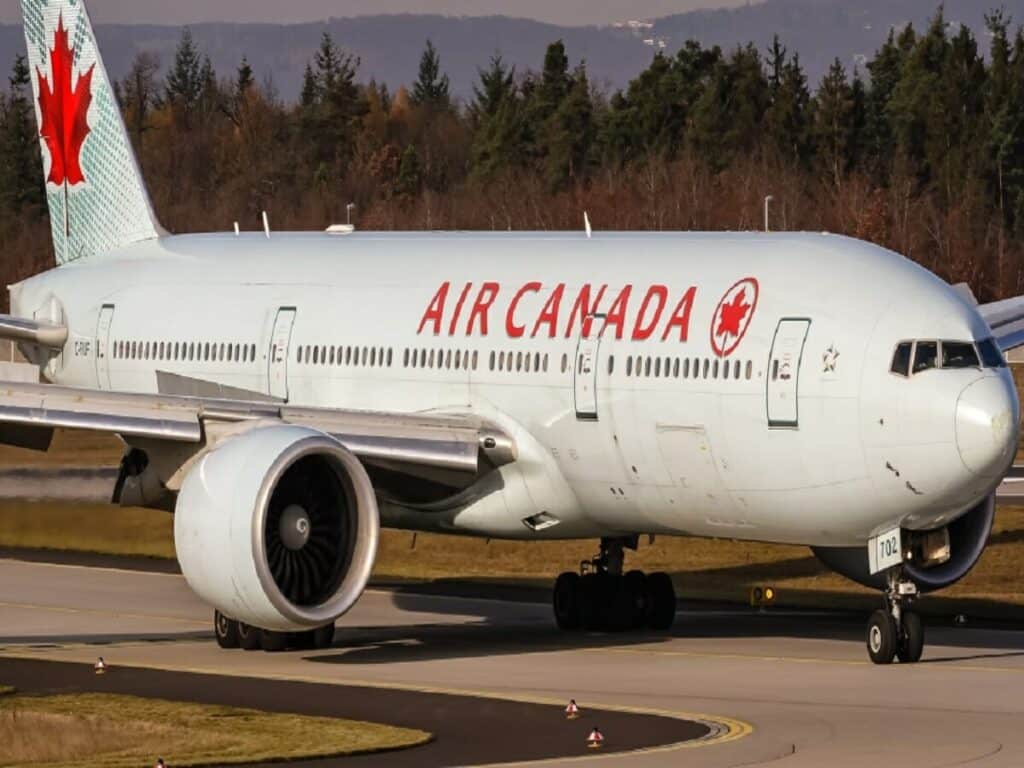 دو هواپیمای ایر کانادا هنگام برخاستن از یک باند در تورنتو در معرض خطر تصادف قرار گرفتند
