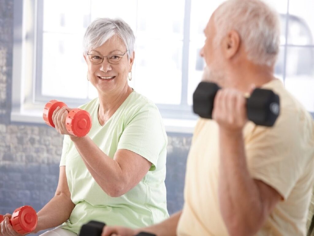 ورزش با وزنه برای سالمندان مفید است