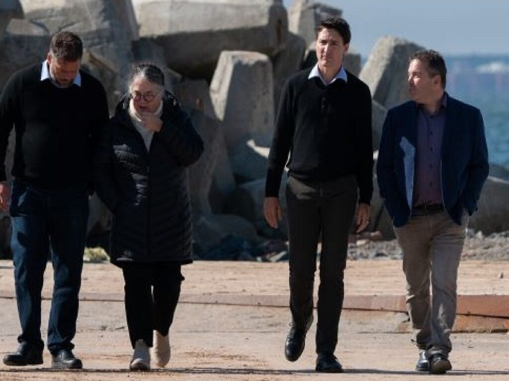نخست وزیر ترودو از جزایر طوفان زده کبک بازدید کرد