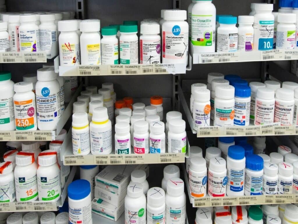 به علت کمبود آموکسی سیلین در سراسر کانادا، داروسازان به دنبال داروهای جایگزین هستند