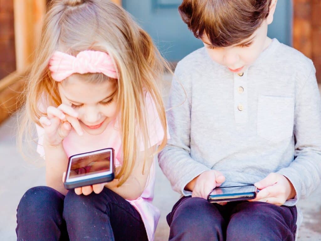 هیچ مدرکی مبنی بر آسیب زا بودن تلفن همراه برای کودکان وجود ندارد