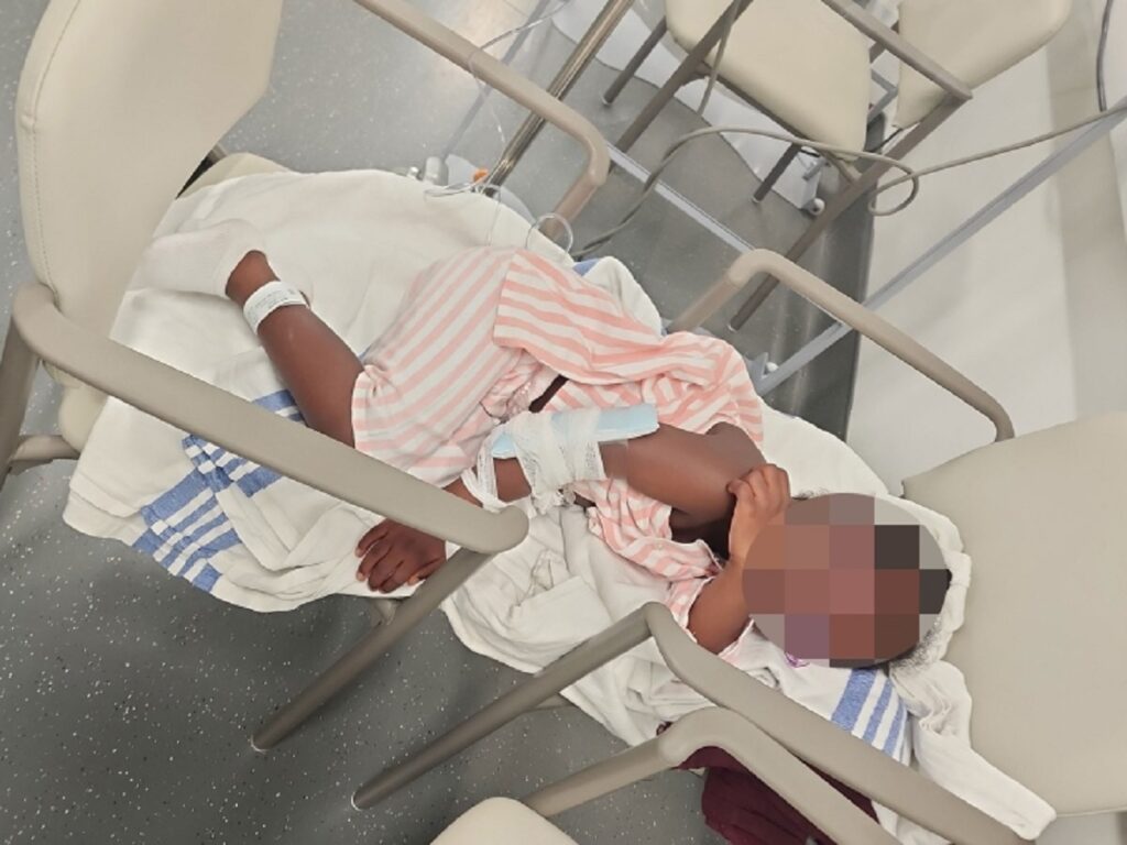 کودک مبتلا به ذات الریه پس از ۴۰ ساعت انتظار، در بیمارستان بستری شد