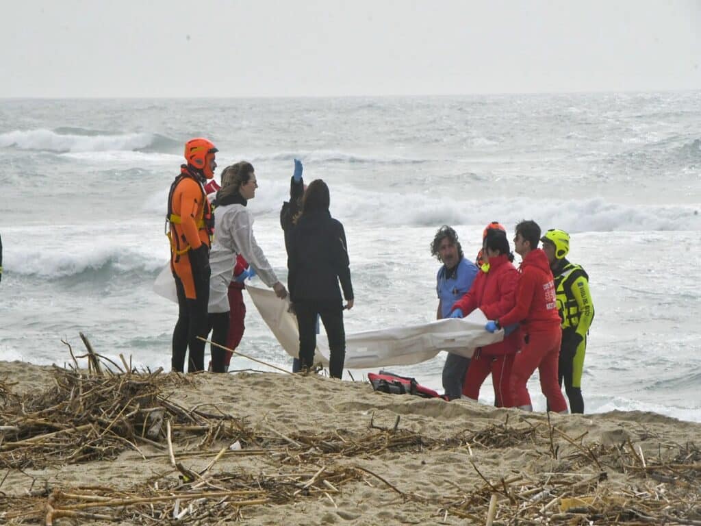 درپی غرق شدن قایق مهاجران در سواحل ایتالیا، حدود ۶۰ نفر کشته شدند