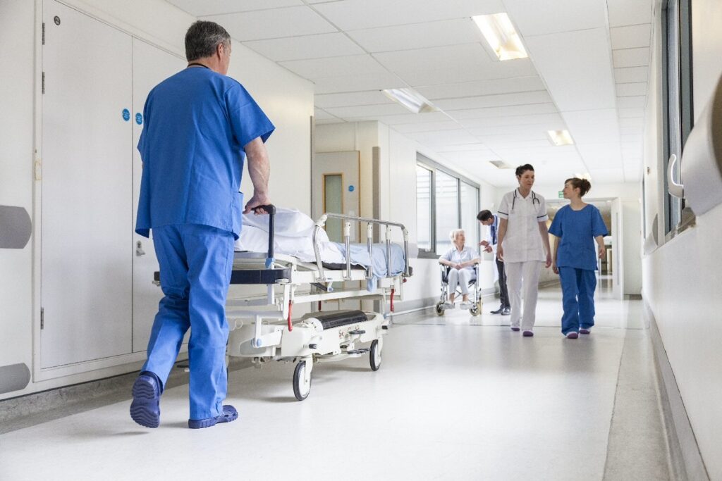 پس از لغو لایحه ١٢٤، پرستاران بیمارستان انتاریو حقوق بیشتری دریافت کردند