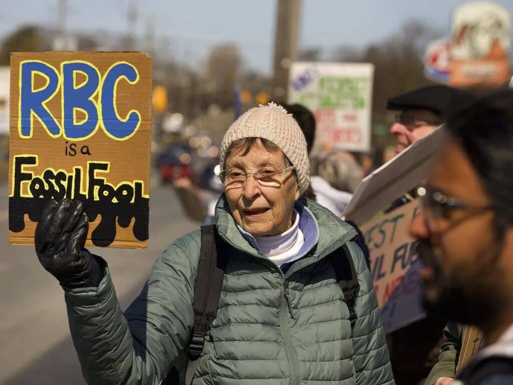 معترضان به حمایت مالی رویال بانک کانادا از سوخت‌ های فسیلی تظاهرات کردند