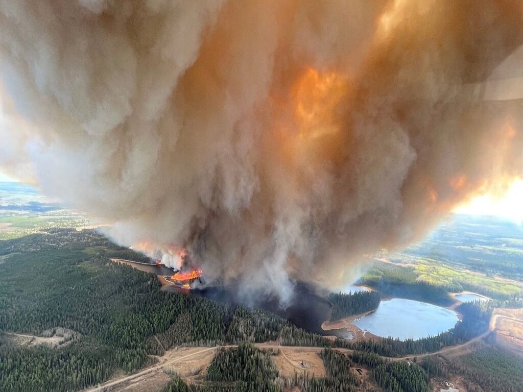 دود آتش‌سوزی مناطق شمال غربی احتمالا تا آخر هفته به شرق کانادا خواهد رسید