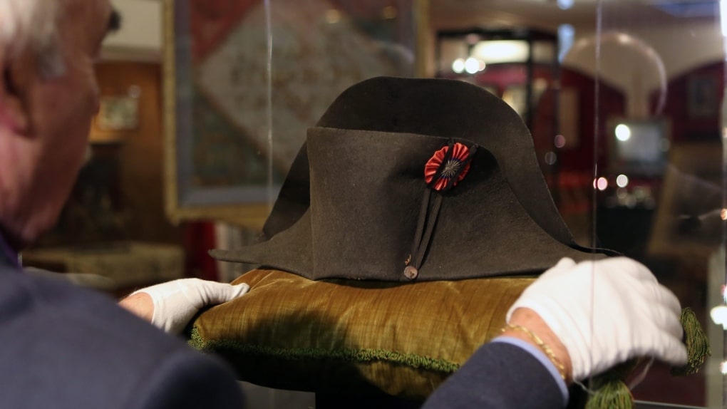 کلاه ناپلئون بناپارت در پاریس به قیمت ۲.۱ میلیون دلار فروخته شد