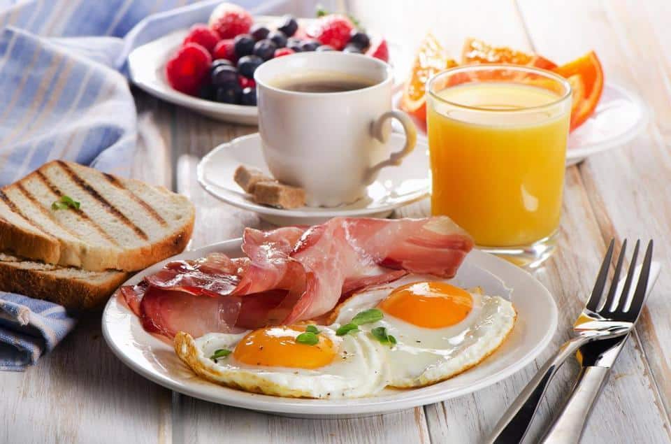 خوردن صبحانه در این ساعت از روز می‌تواند باعث کاهش وزن شود