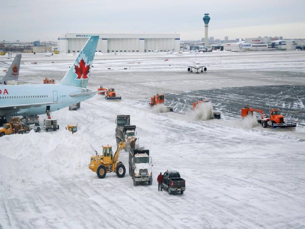 درپی کاهش شدید دما، بسیاری از پروازهای فرودگاه پیرسون با لغو یا تاخیر مواجه شد