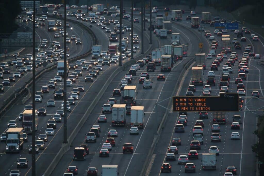 مردم شهر تورنتو سال ۲۰۲۳ حدود ۹۸ ساعت در ترافیک بوده‌اند