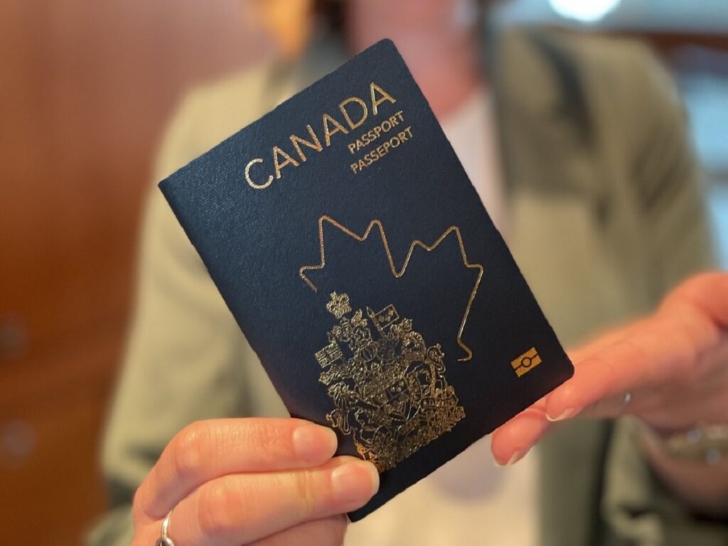 آیا امکان تمدید آنلاین پاسپورت کانادا در سال ۲۰۲۴ امکان‌پذیر است؟