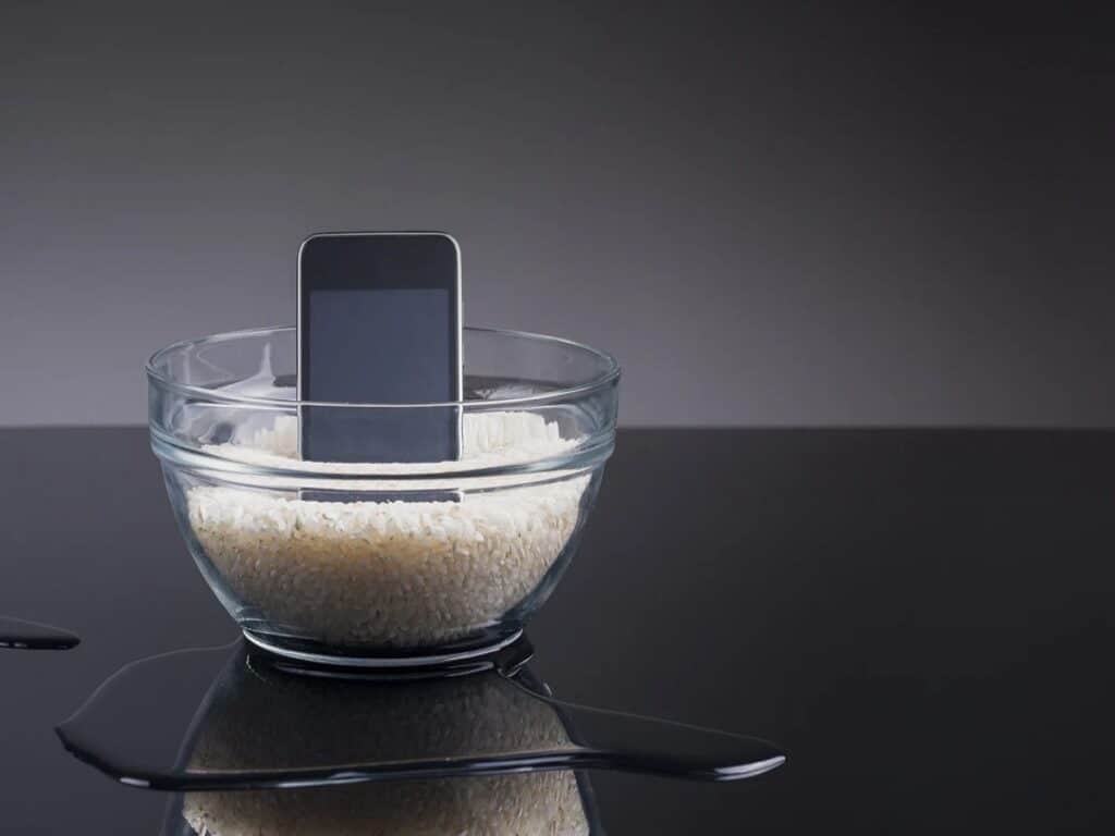 هشدار اپل: «گوشی آیفون خیس شده را در برنج قرار ندهید.»