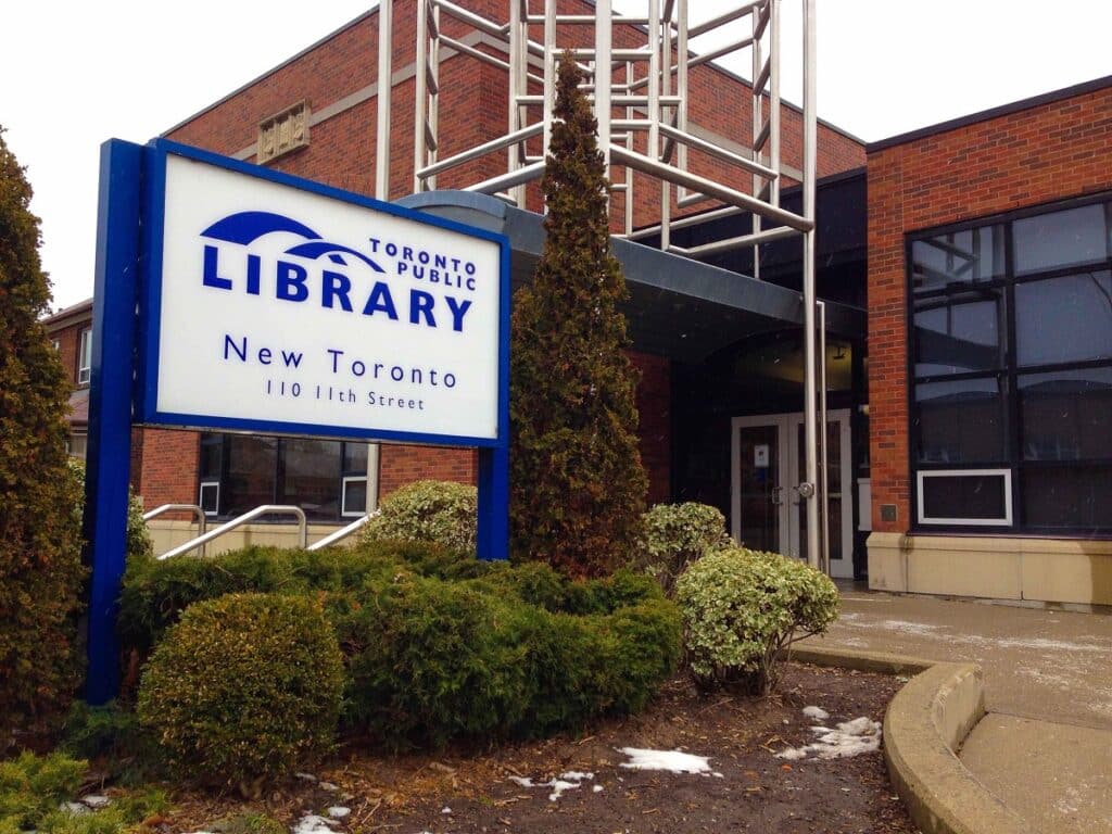 کتابخانه عمومی تورنتو کلاس‌هاي آنلاين دارد كه استفاده از آنها رايگان است