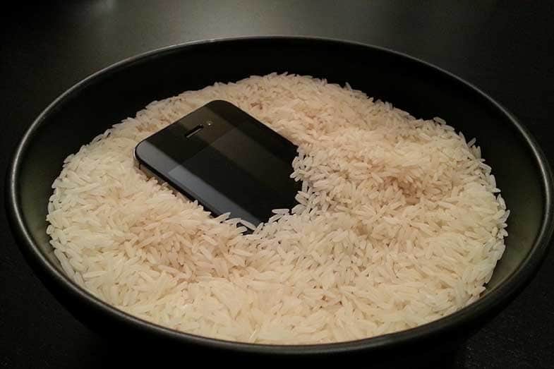 هشدار اپل: «گوشی آیفون خیس شده را در برنج قرار ندهید.»