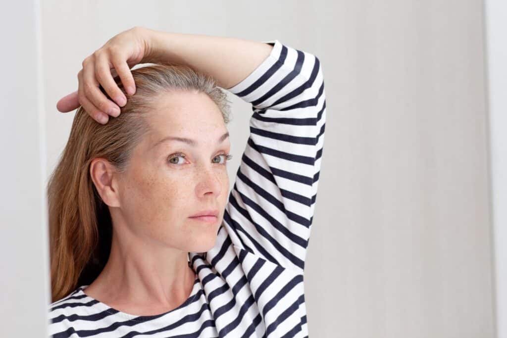 آیا استرس واقعا می‌تواند باعث سفید شدن مو شود؟