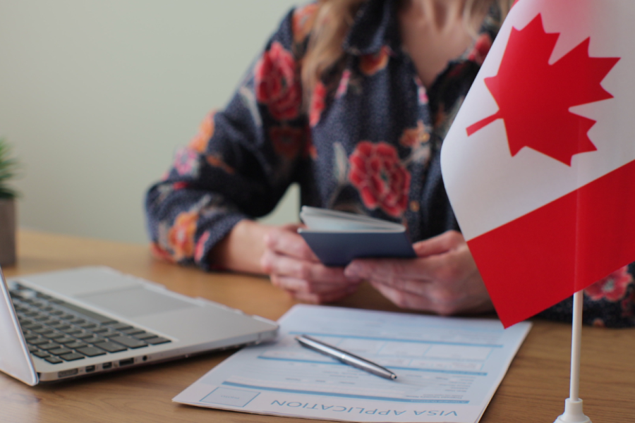 آیا امکان تمدید آنلاین پاسپورت کانادا در سال ۲۰۲۴ امکان‌پذیر است؟