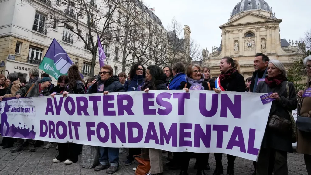 تصویب قانون حق سقط جنین در فرانسه