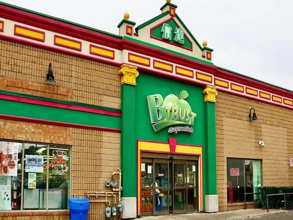 یک سوپرمارکت محبوب آسیایی اولین ساختمان خود را در شهر مونترال افتتاح کرد