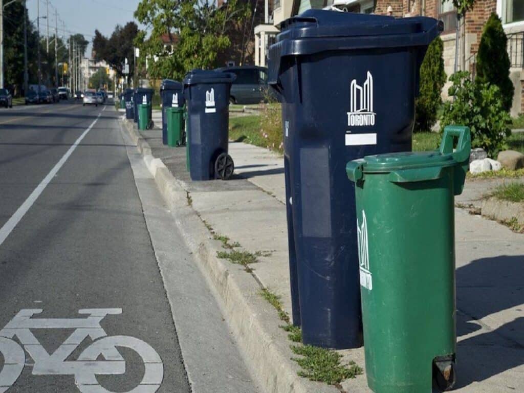 شهر تورنتو سال گذشته روزانه بیش از ۵۰ شکایت از وضعیت سطل‌های زباله داشت