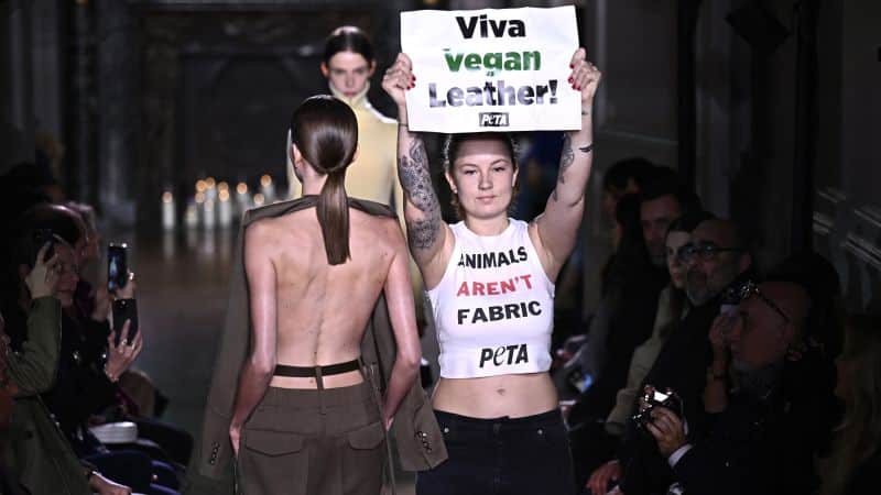 هجوم حامیان حقوق حیوانات به نمایش مد ویکتوریا بکهام در پاریس