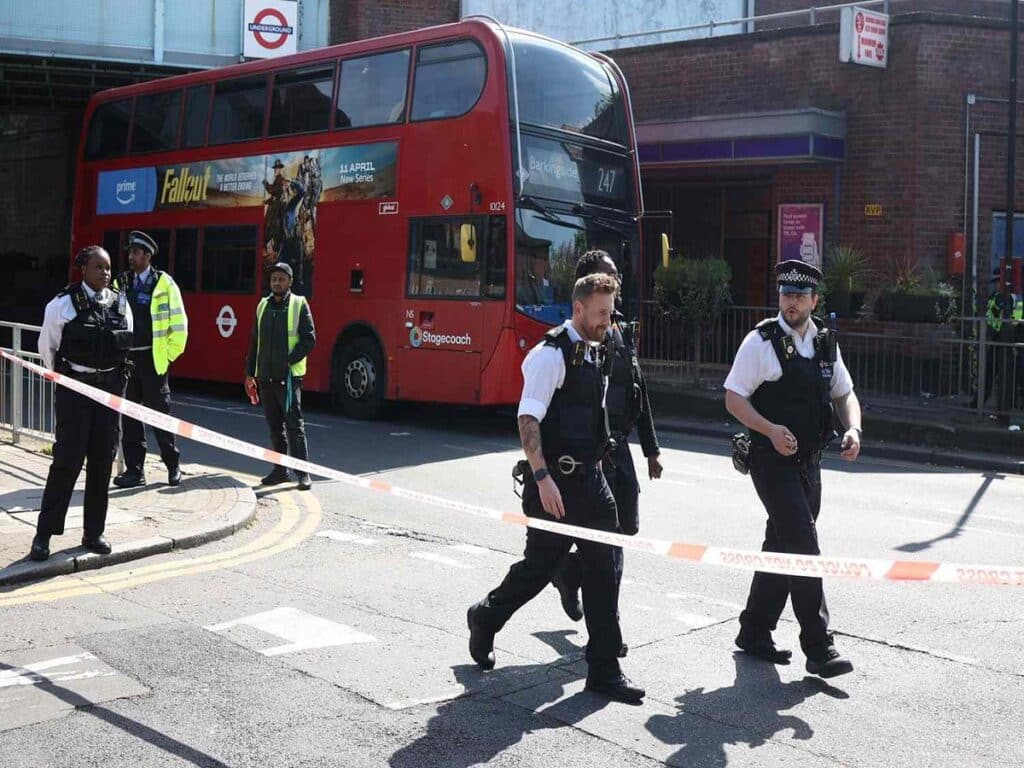 پلیس لندن مرد شمشیر به دست را در شرق لندن دستگیر کرد