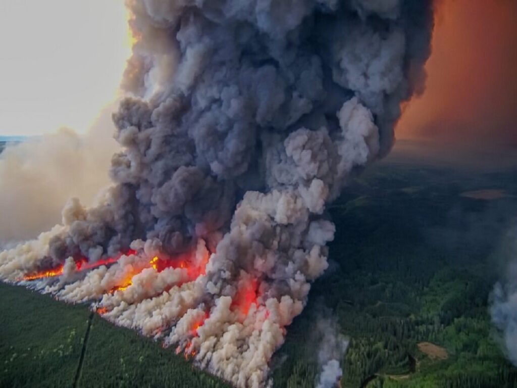 بررسی تأثیر دود آتش‌سوزی بر شدت طوفان توسط پژوهشگران دانشگاه وسترن