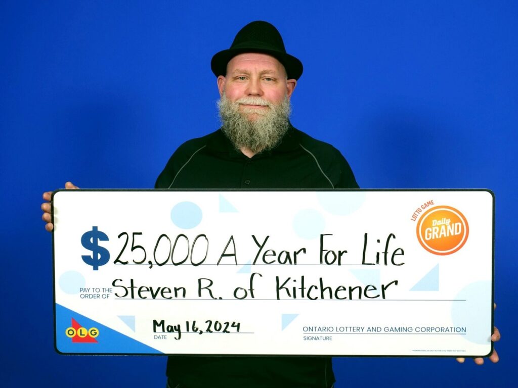مرد کانادایی خوش شانس، برنده ۲۵۰۰۰ دلار سالیانه تا آخر عمر شد! | بخت‌آزمایی