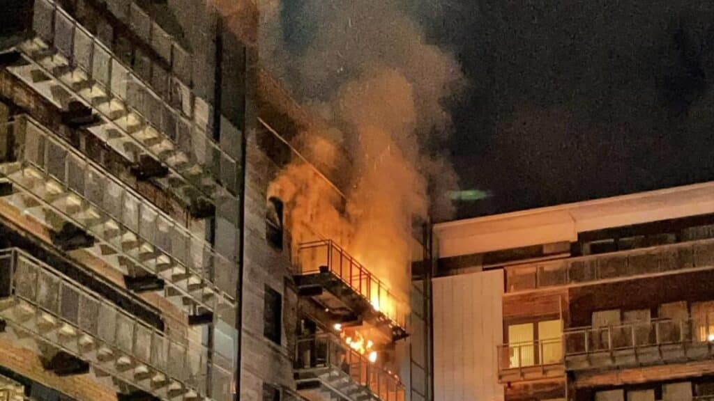 دو روز متوالی نبرد با شعله‌های آتش در ساختمان چند طبقه اوربروک