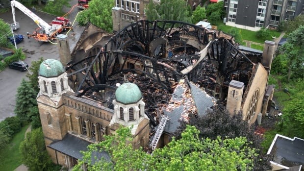 آتش‌سوزی مهیب، کلیسای تاریخی تورنتو و گنجینه‌های هنری را خاکستر کرد