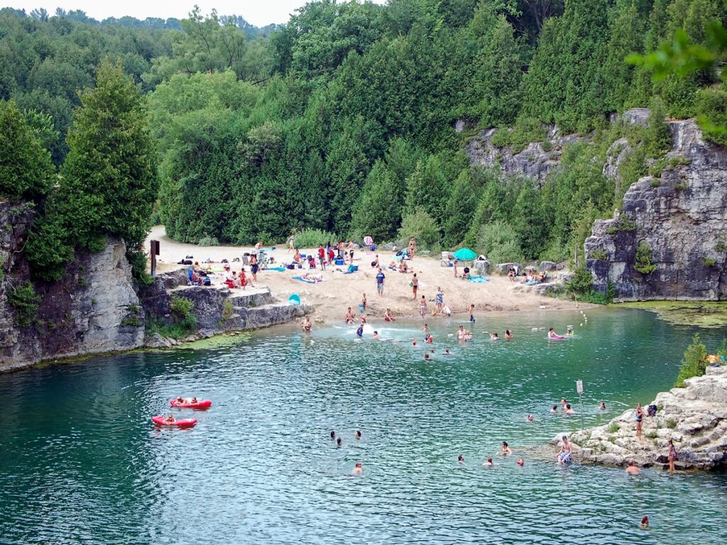 سفر به بهشت: بهترین استخر شنا در دل استان انتاریو