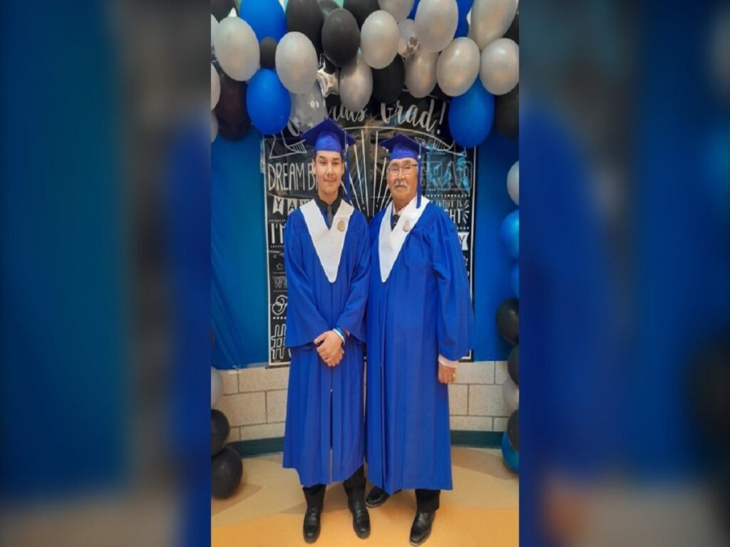 پدربزرگ و نوه اهل استان مانیتوبا در یک کلاس از دبیرستان فارغ‌التحصیل شدند