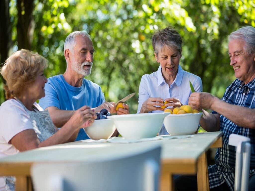 رژیم غذایی برای افراد مسن؛ ۷ غذایی که باید کنار بگذارید!