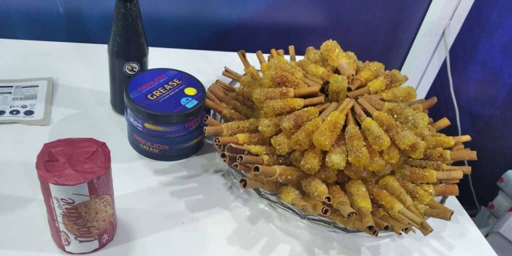 نبات زعفرانی با چوب دارچین ارگانیک