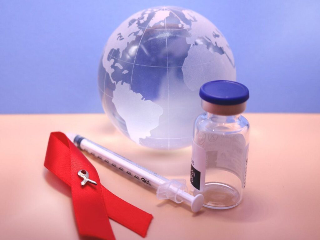 کاهش بودجه واکسن اچ‌آی‌وی به دلیل عوارض آن