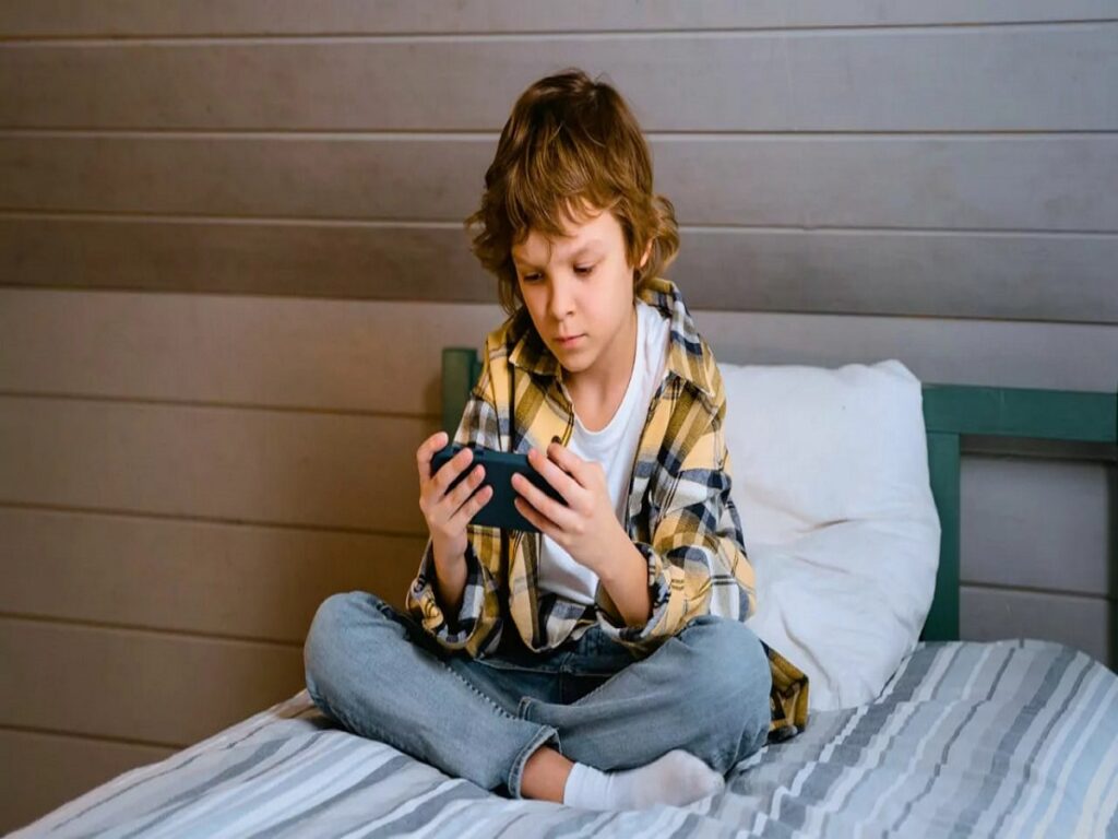 موبایل دست بچه؟ صبر کن! ارتباط موبایل با افسردگی نوجوانان