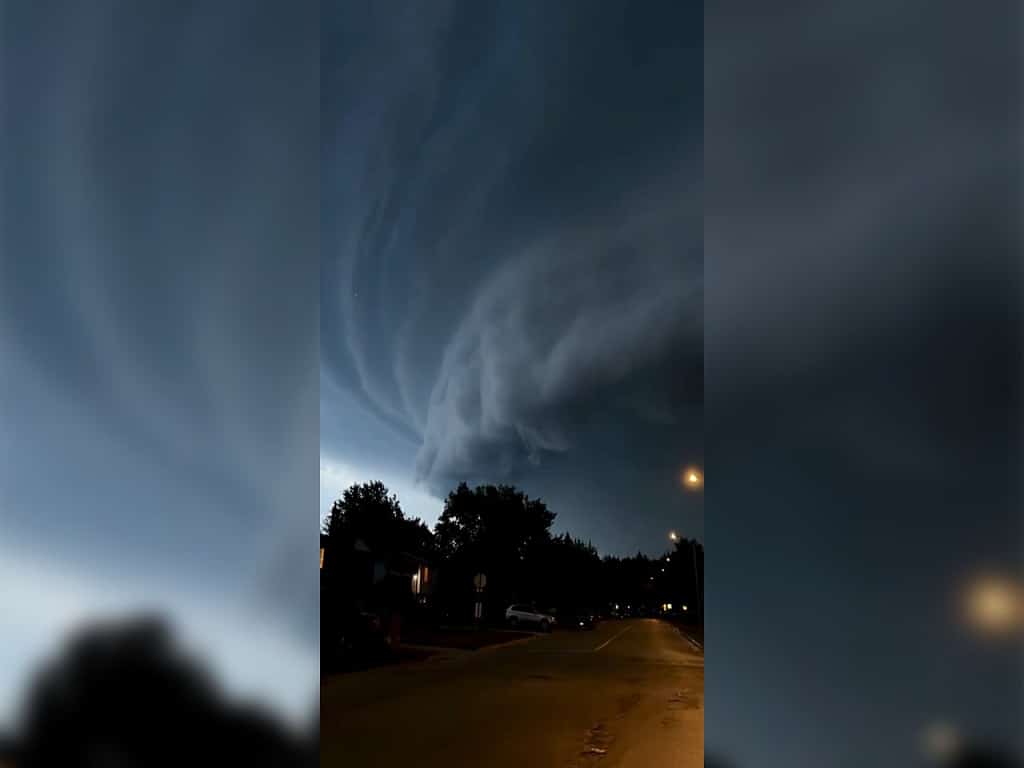 طوفانهای سهمگین انتاریو را درنوردیدند: ابرها، رعد و برق و تصاویر شگفتانگیز! طوفانهای سهمگین انتاریو را درنوردیدند: ابرها، رعد و برق و تصاویر شگفتانگیز!