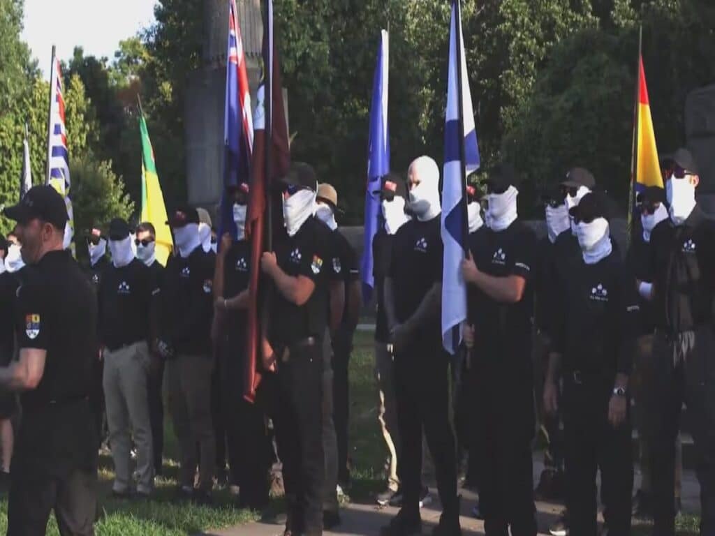 نگرانیها درباره رشد افراطگرایی: تجمع اعضای نقابدار «باشگاه ملیگرای کانادایی» در نیاگارا نگرانیها درباره رشد افراطگرایی: تجمع اعضای نقابدار «باشگاه ملیگرای کانادایی» در نیاگارا