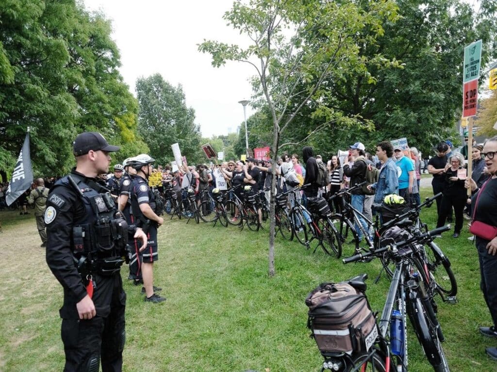 تجمع در پارک کریستی پیتز تورنتو؛ پلیس ۱۰ نفر را بازداشت کرد تجمع در پارک کریستی پیتز تورنتو؛ پلیس ۱۰ نفر را بازداشت کرد