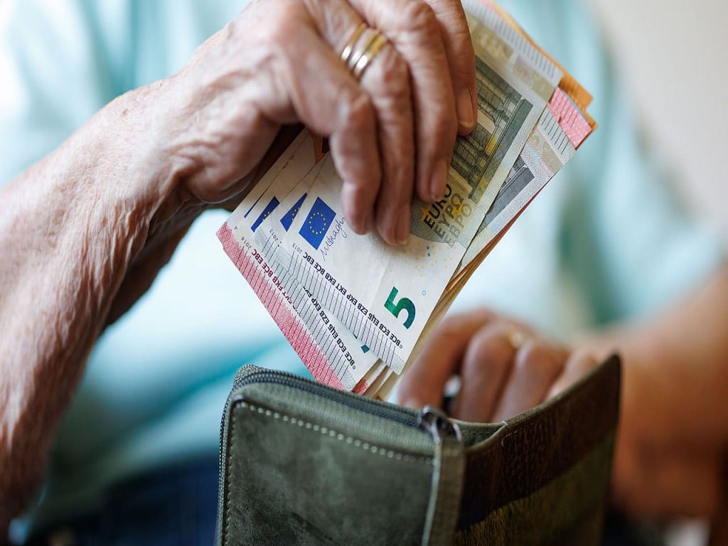 داشتن پول نقد در خانه از الزامات آمادگی برای بحرانهایی مانند جنگ است داشتن پول نقد در خانه از الزامات آمادگی برای بحرانهایی مانند جنگ است