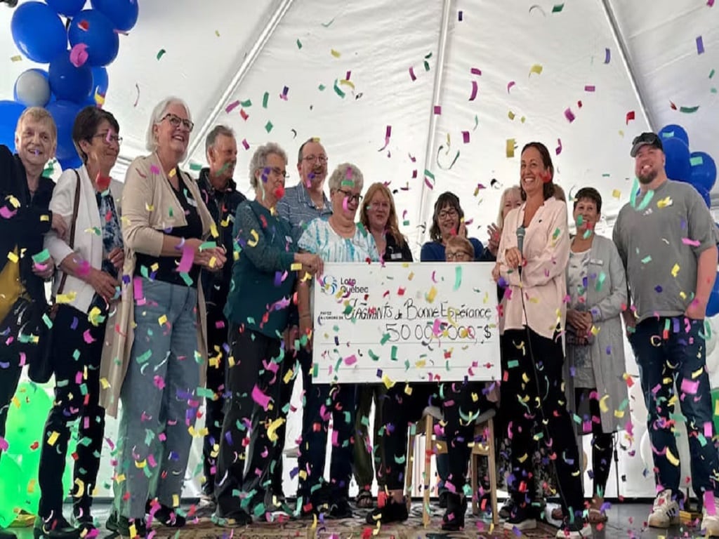 قرعهکشی ۵۰ میلیون دلاری اهالی یک دهکده کبکی را میلیونر کرد قرعهکشی ۵۰ میلیون دلاری اهالی یک دهکده کبکی را میلیونر کرد