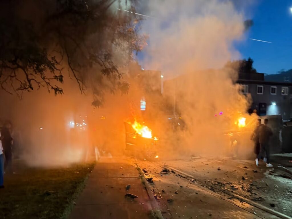 روایت قهرمانانه شهروندان ویندزور از نجات مسافران در تصادف مرگبار جاده تکامسه روایت قهرمانانه شهروندان ویندزور از نجات مسافران در تصادف مرگبار جاده تکامسه