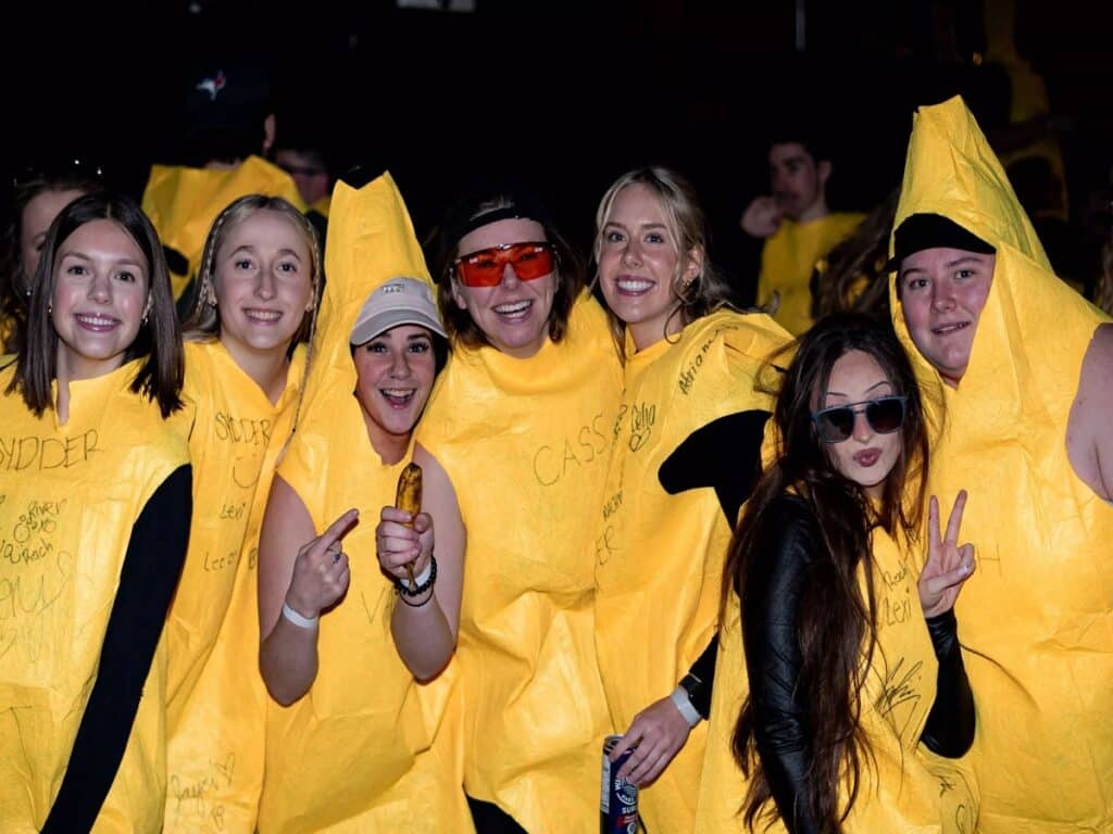 حمله صدها موز مست به خیابانهای تورنتو: کراول بار موز دوباره به تورنتو میآید! حمله صدها موز مست به خیابانهای تورنتو: کراول بار موز دوباره به تورنتو میآید!